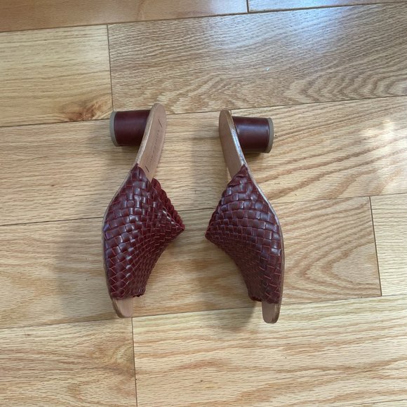 Hand Woven, Butter Soft Leather, Block Heel Mules.  Size 9 - Picture 4 of 7